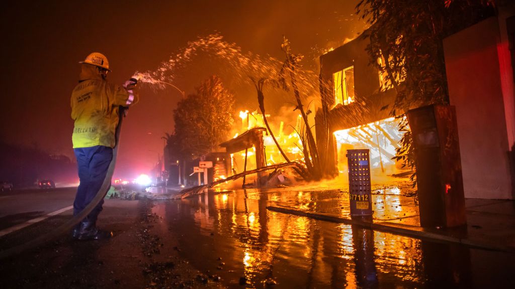 Inferno v Los Angeles. Mix faktorů přinesl požáry, s jakými hasiči nepočítali
