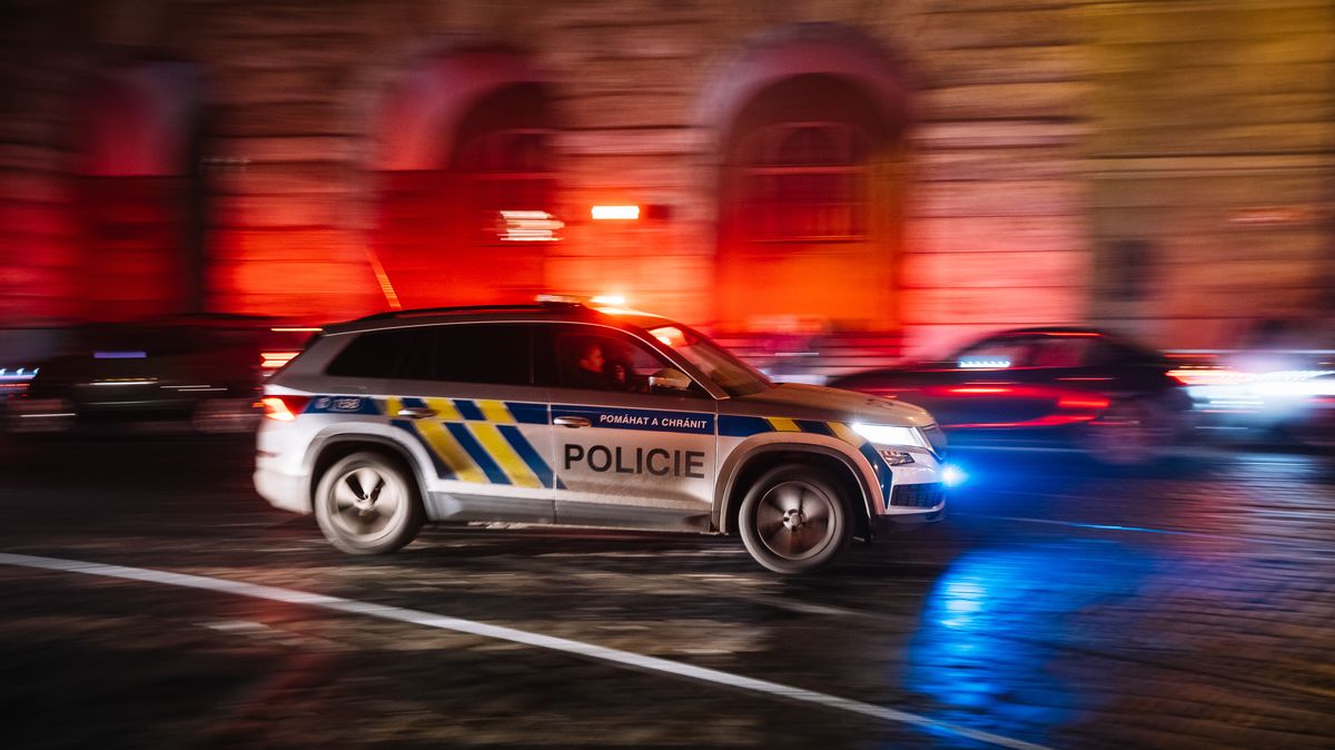 Policisté v pražských Vršovicích zastřelili muže, který na ně zaútočil nožem