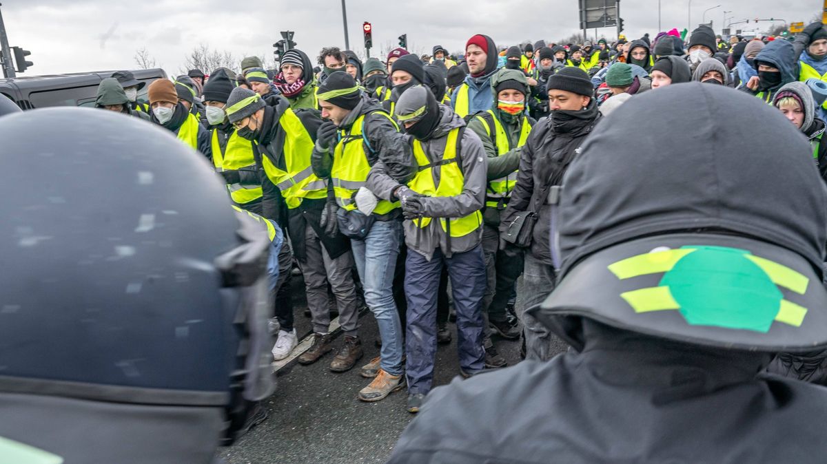 Proti sjezdu AfD demonstrují tisíce lidí, zabránili jeho včasnému začátku