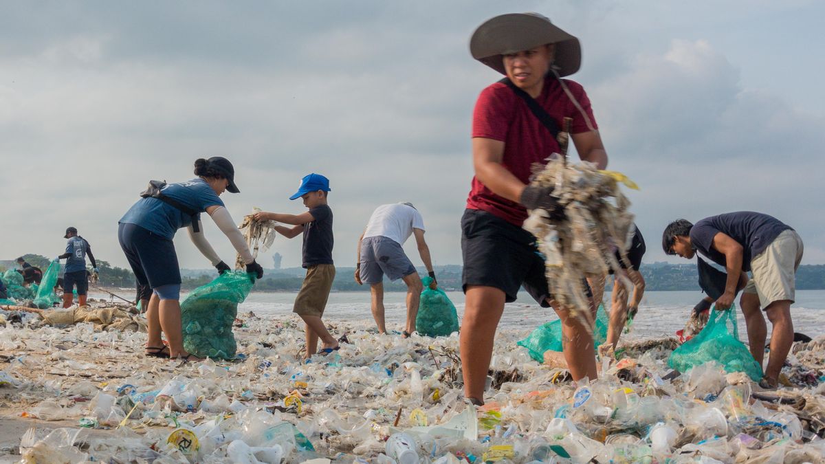 Fotky: Až metr hluboko. Moře přináší na balijské pláže čím dál víc plastů