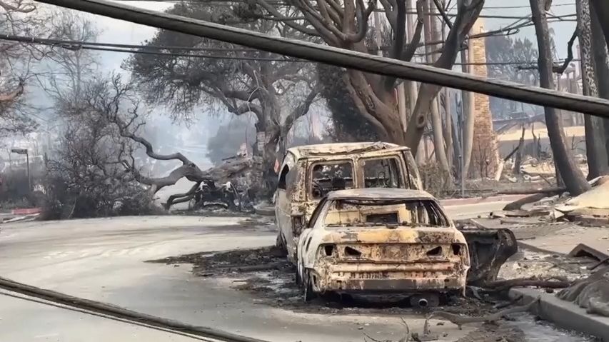 Video z Los Angeles: Plameny ničí vše, co jim stojí v cestě