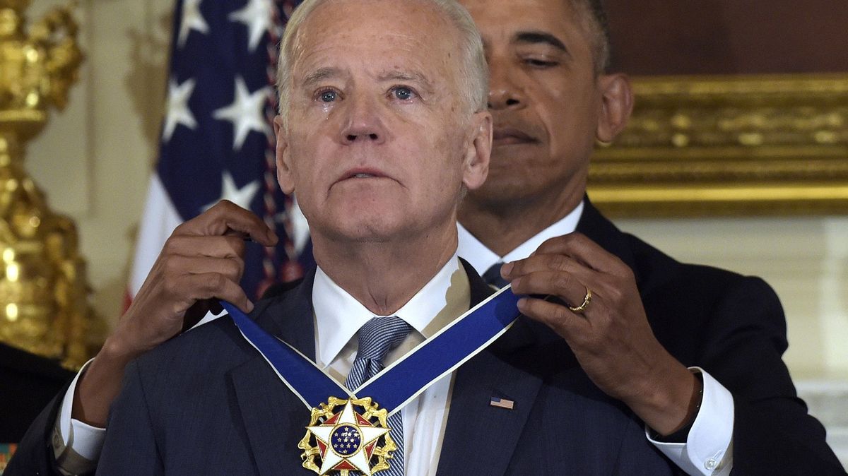 Biden rozdá Medaile svobody. Dostane ji Clintonová i Soros