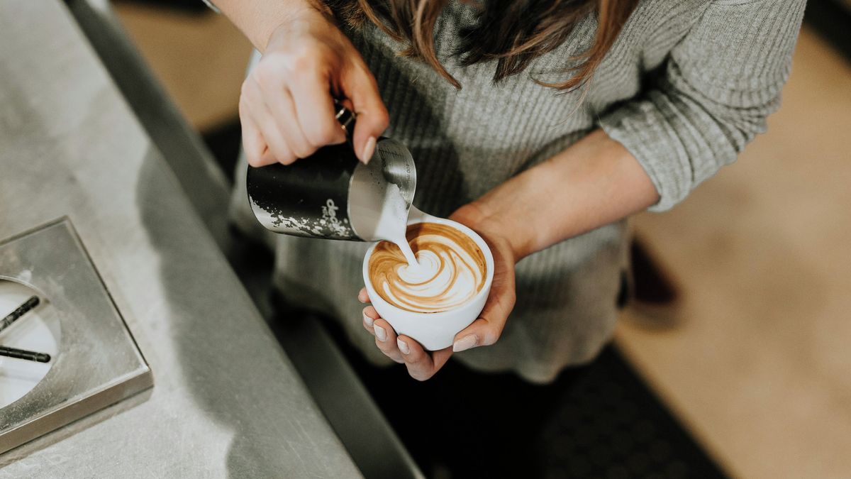 コーヒーは安くなるが、カップは安くならない。カフェの価格は依然として高い