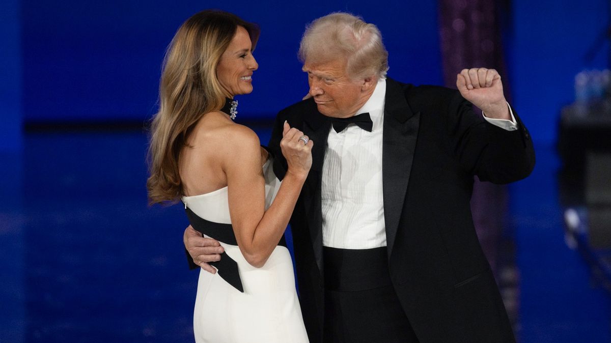 Nastal Trumpův zlatý věk silných slov a dramatických gest