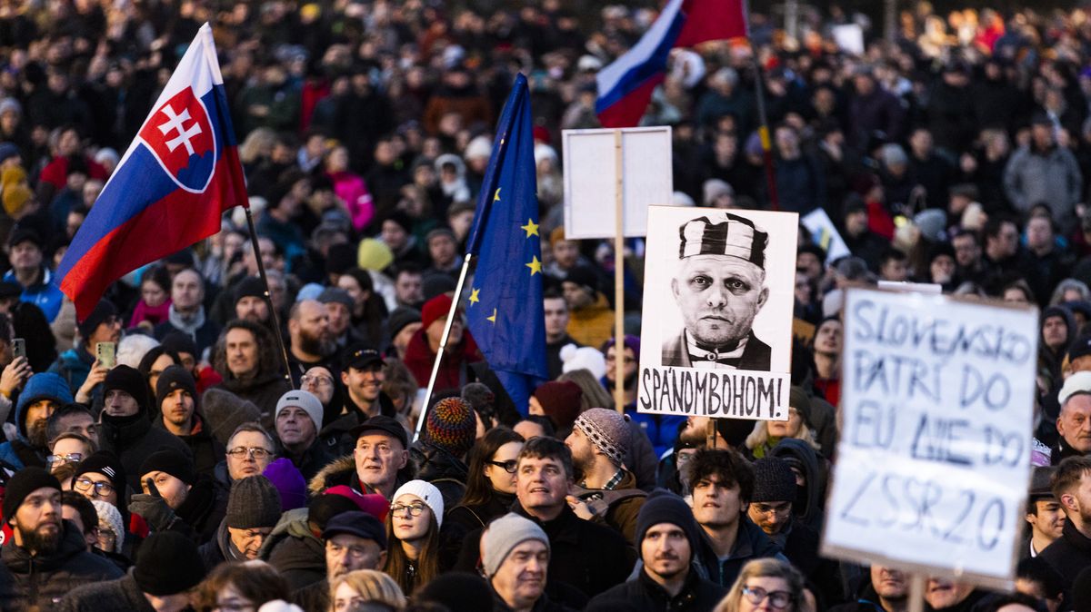 Lidé protestují a vláda dělá, že se jí to netýká. Expert o situaci na Slovensku