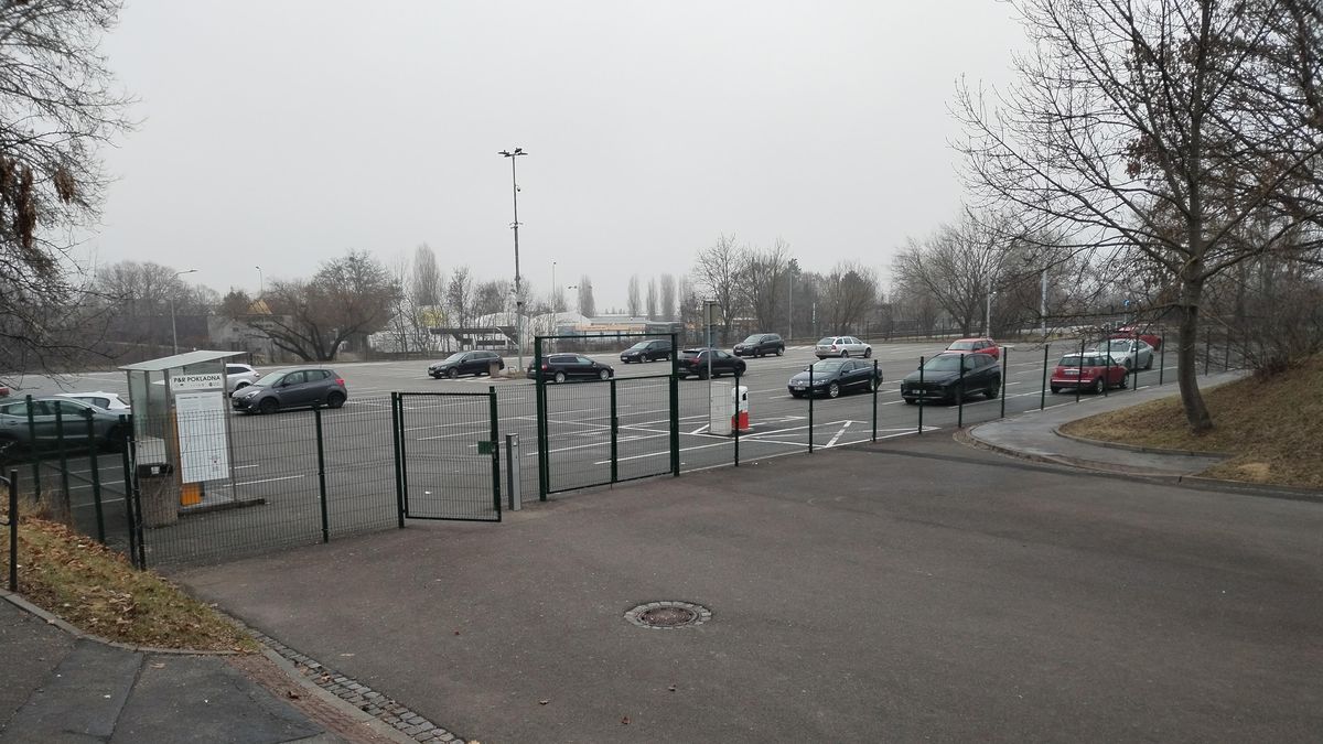 Brno má nejdražší odstavné parkoviště, dojíždějící platí tisíce měsíčně navíc