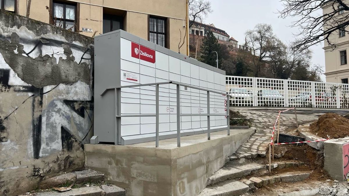 Box na schodech v Brně Zásilkovna po kritice odstranila, nutná je regulace