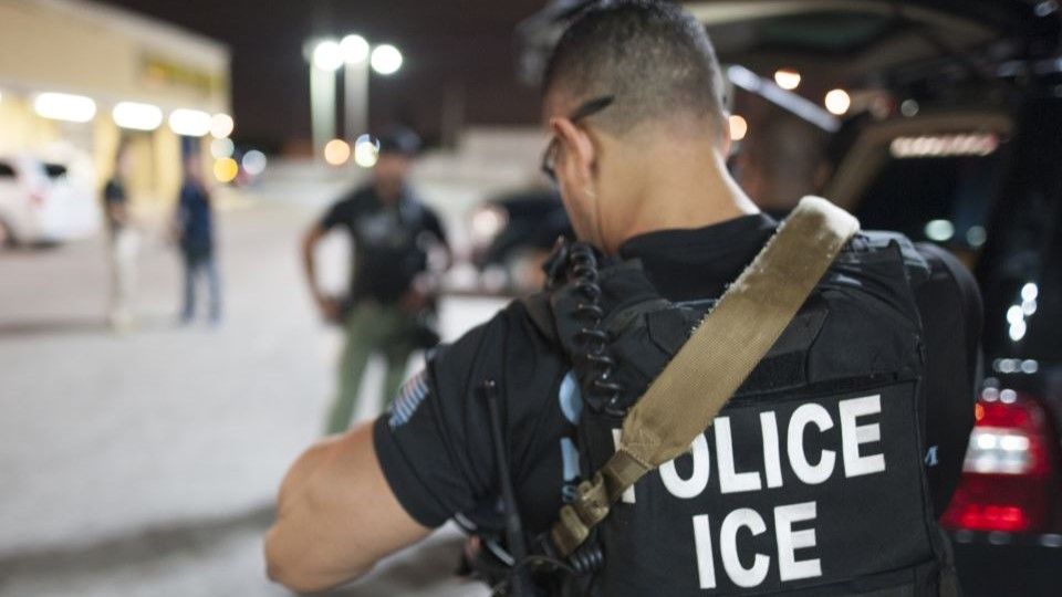 Chaos na palubě. Brazilce pobouřila ponižující deportace z USA