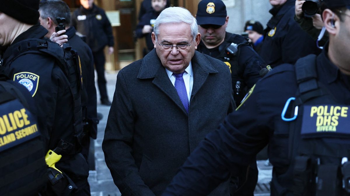 Bývalý americký senátor Bob Menendez byl odsouzen k 11 letům vězení za korupci