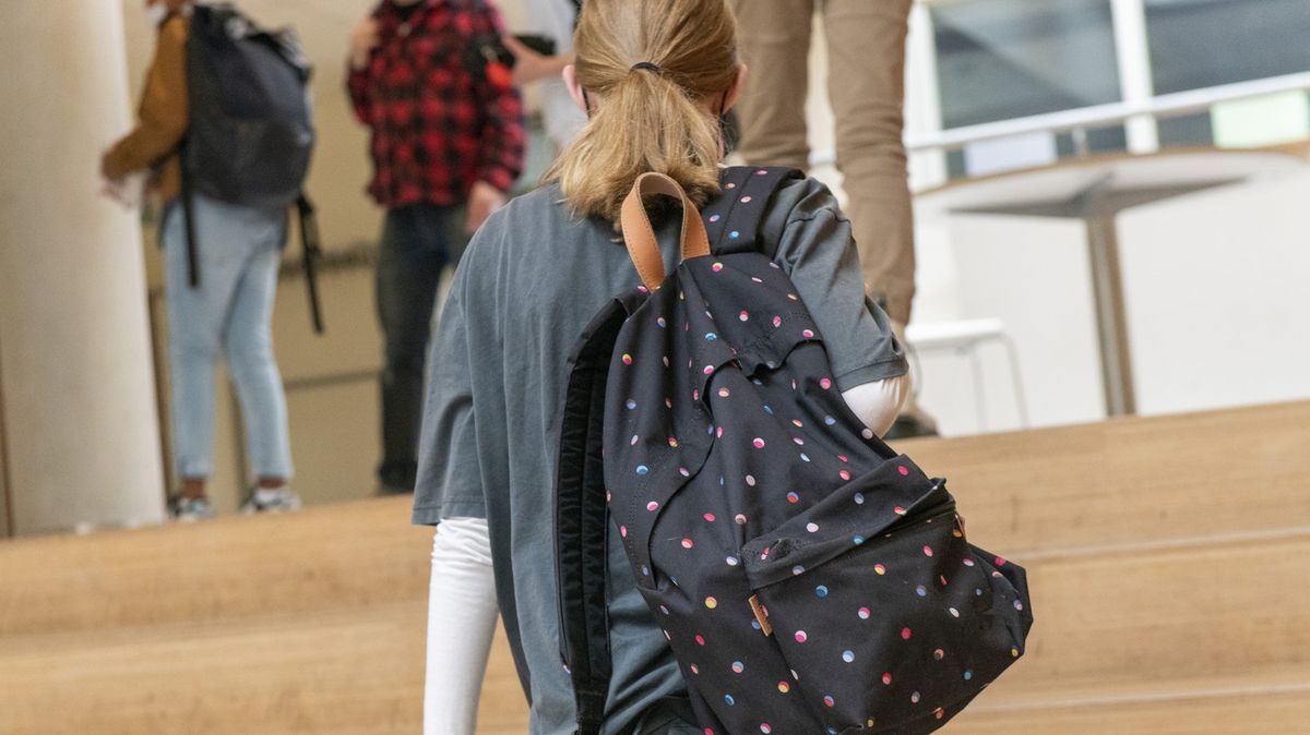 Učitel psal studentkám „jen“ zprávy. Školu však na něj upozornila policie