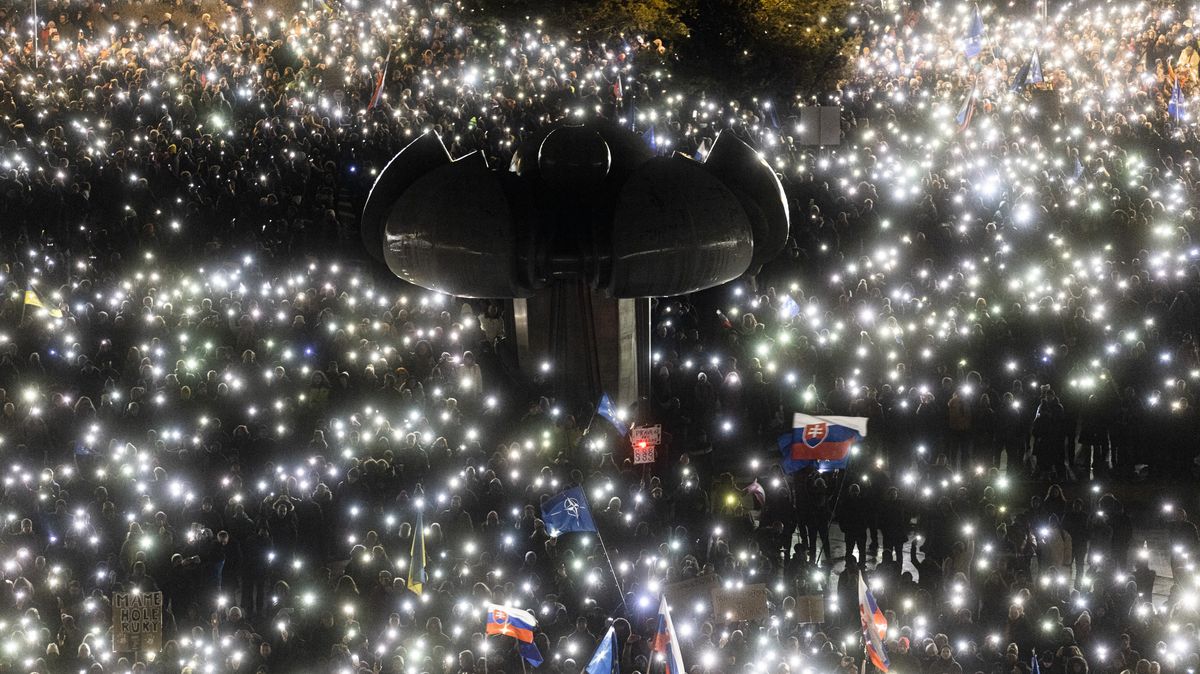 Tisíce lidí na Slovensku znovu demonstrovaly proti Ficově zahraniční politice