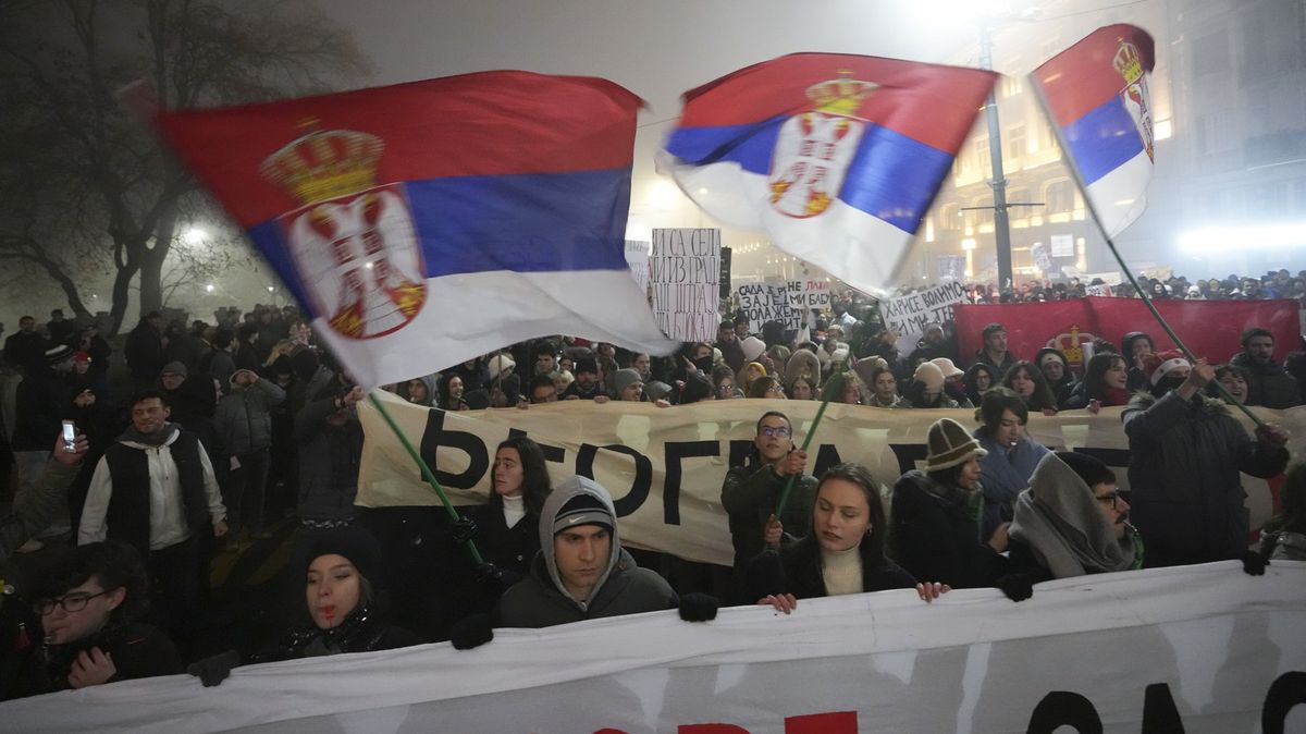 Protesty po krvavé tragédii smetly premiéra. Srbsko hledá cestu z krize