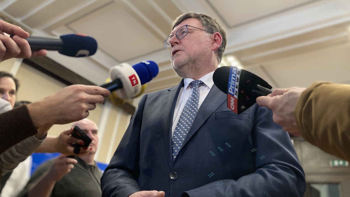 Stanjura snížil odhad růstu ekonomiky a řekl, kde ušetří