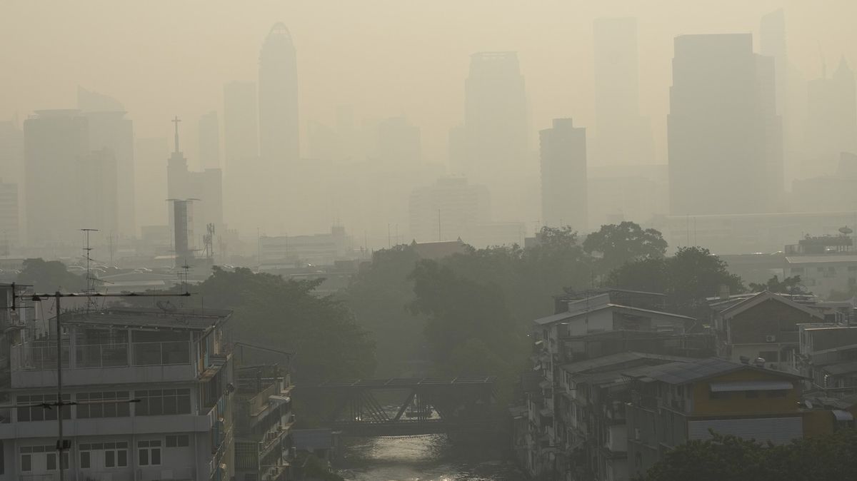 Fotky: Bangkok zahalil smog, město omezilo vjezd náklaďákům