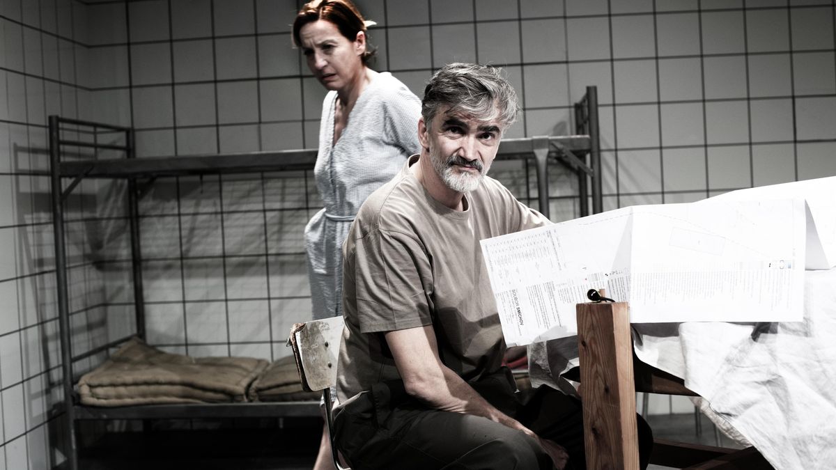 Recenze: Myšička se loučí s Dejvickým divadlem hrou o křehké maskulinitě