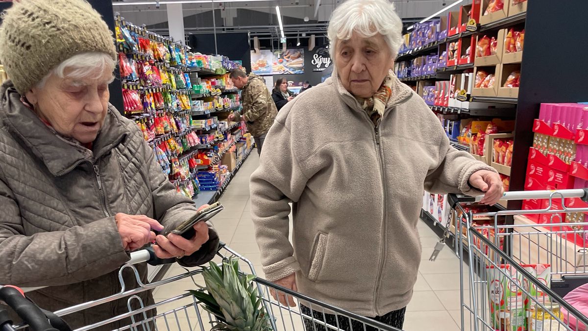 Diskriminační a dražší život bez aplikace? Vzali jsme dvě seniorky nakupovat