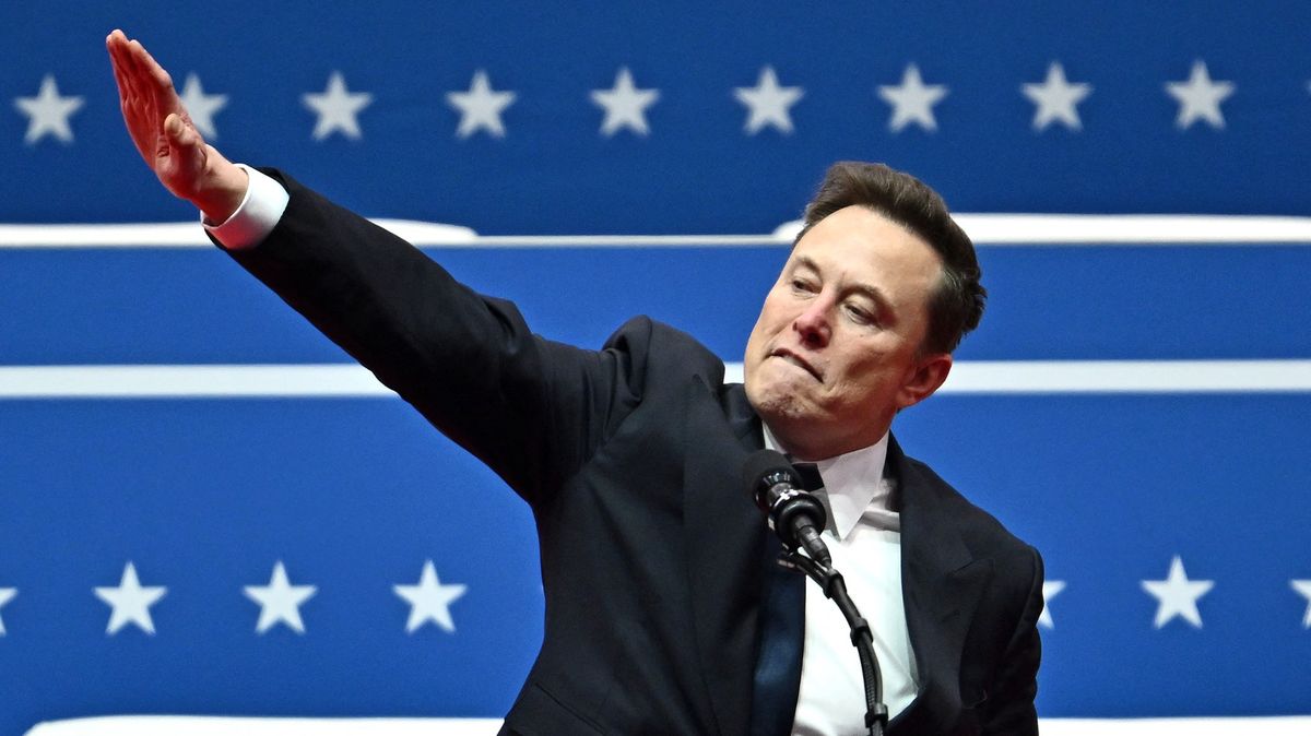 Věřte svým očím, Musk předvedl „sieg heil“, říká historička