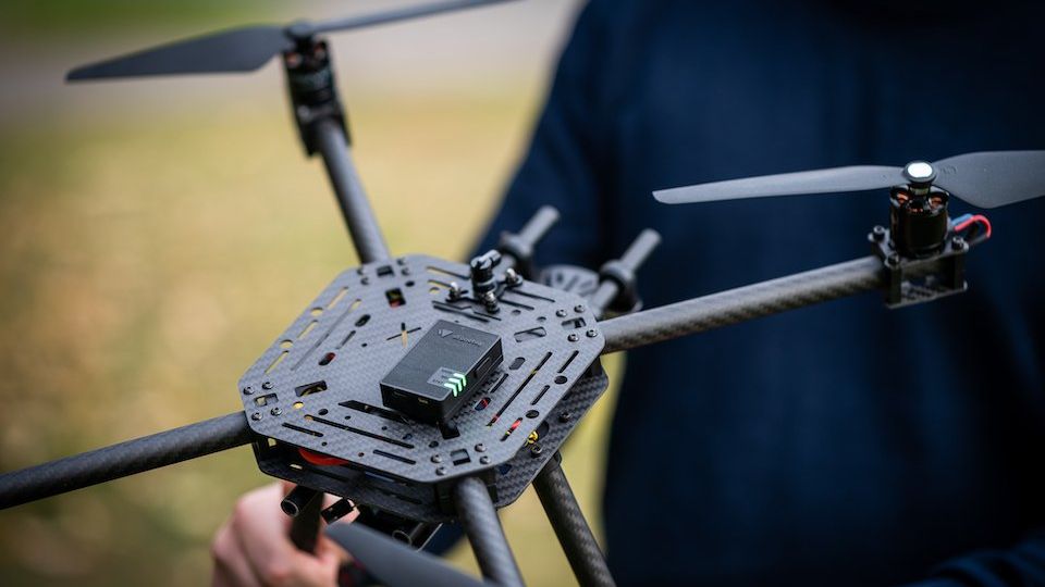 Český startup dobyl Ameriku a expanduje dál. Dělá zařízení sledující drony