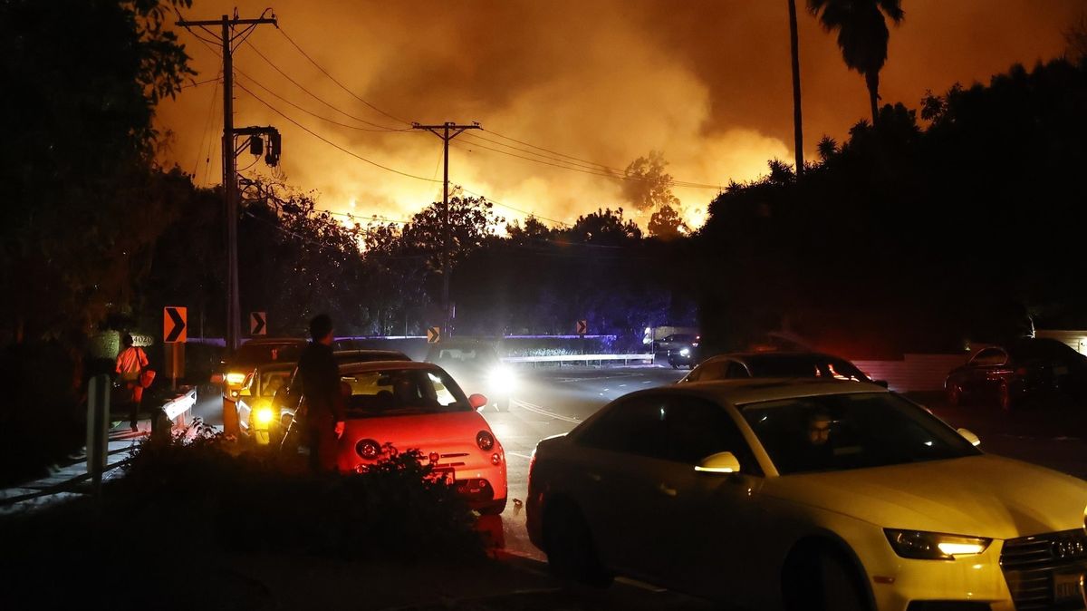 Požár hnaný větrnou bouří ohrožuje v Los Angeles tisíce domů