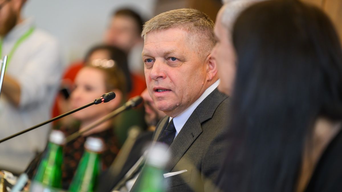 „Zelenského mám plné zuby.“ Poslanci grilovali Fica kvůli cestě do Moskvy