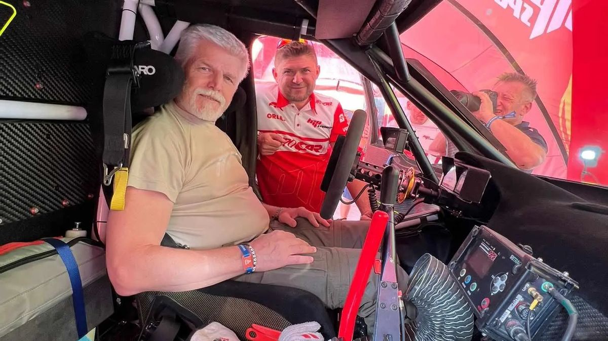 Fanoušek Petr Pavel na Dakaru. Spí ve stanu a vyrazí do nebezpečné pouště