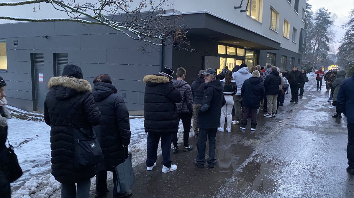 Ostrý start na úřadech práce. Před otevřením fronty, pak už klid