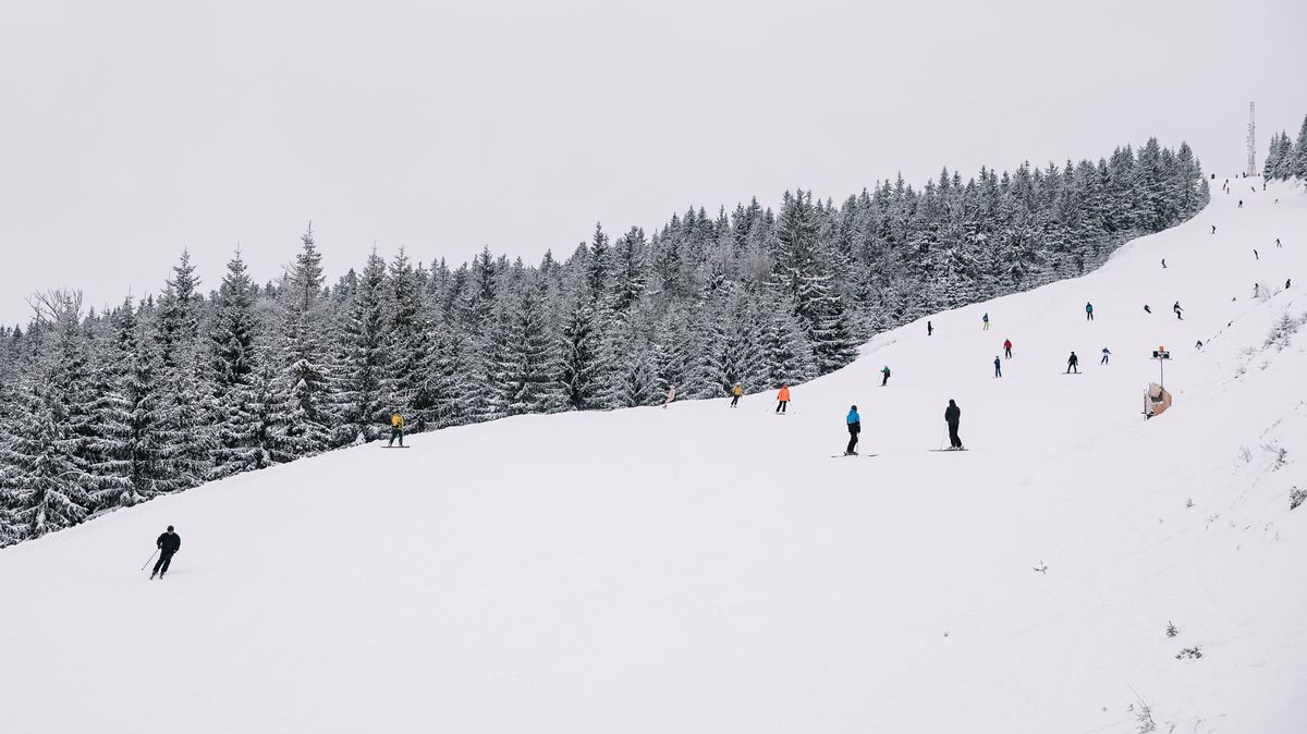 Na Medvědíně zemřel lyžař, na sjezdovce narazil do překážky