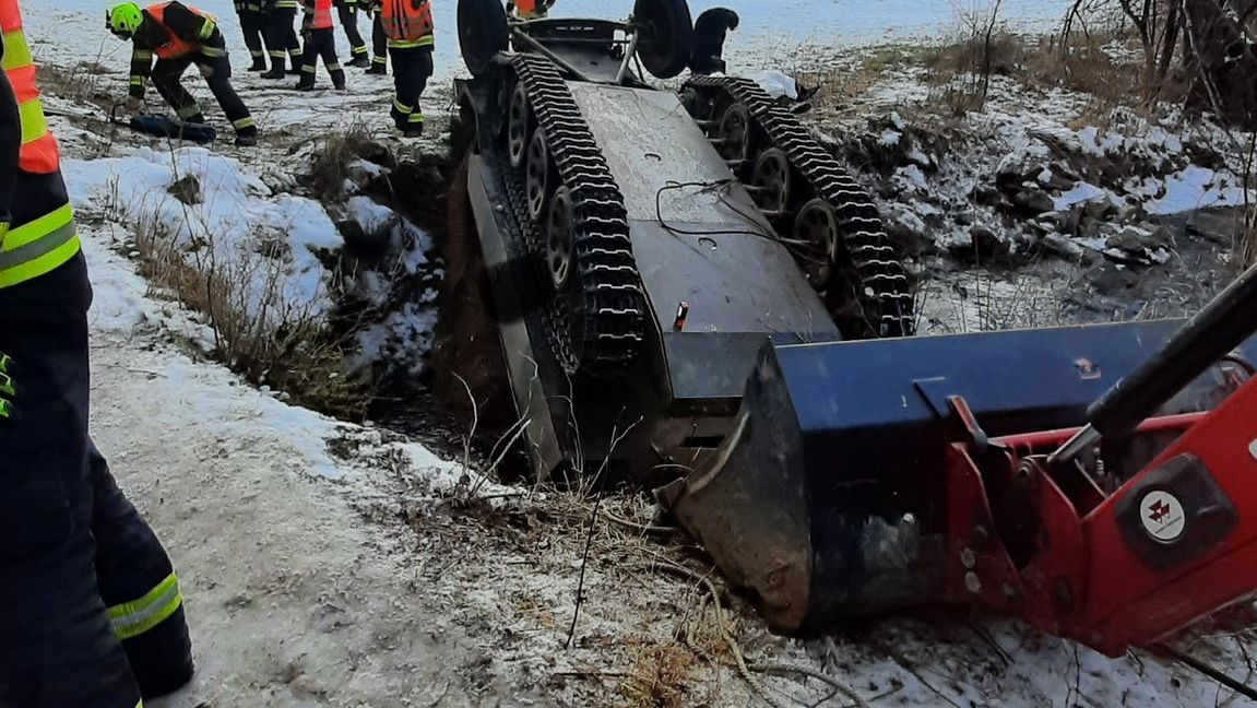 U Horního Dvořiště zemřeli dva lidé. Převrátilo se na ně vojenské vozidlo