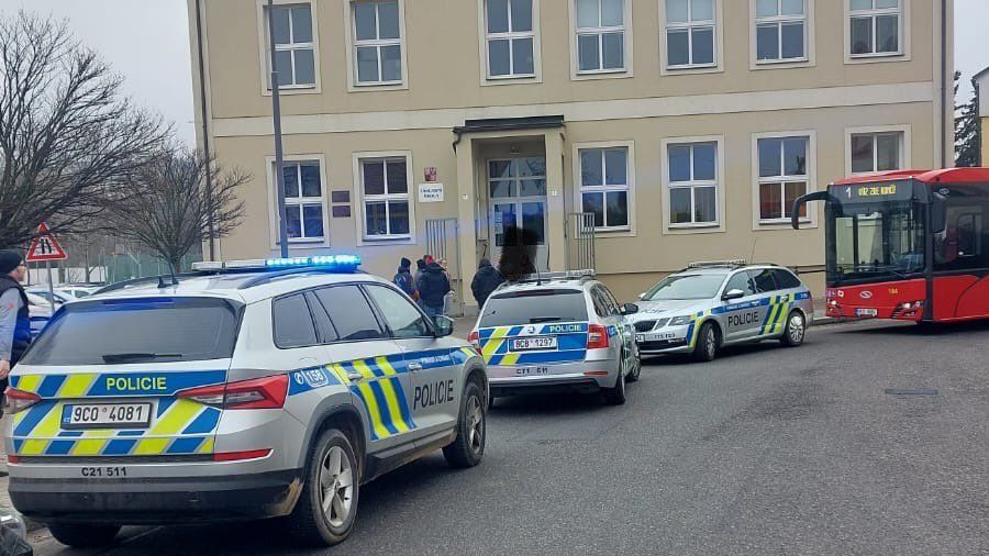 Výstřel ze zbraně nevyšel shodou okolností, říká hejtman o útoku ve škole