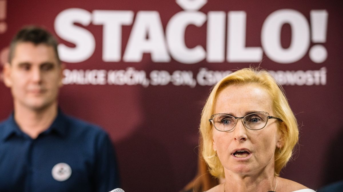 Stačilo! má problém s komunisty
