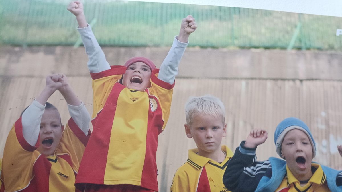 Klub na sídlišti, kde válel Toník Kinský. Nikoli v bráně, ale jako střelec