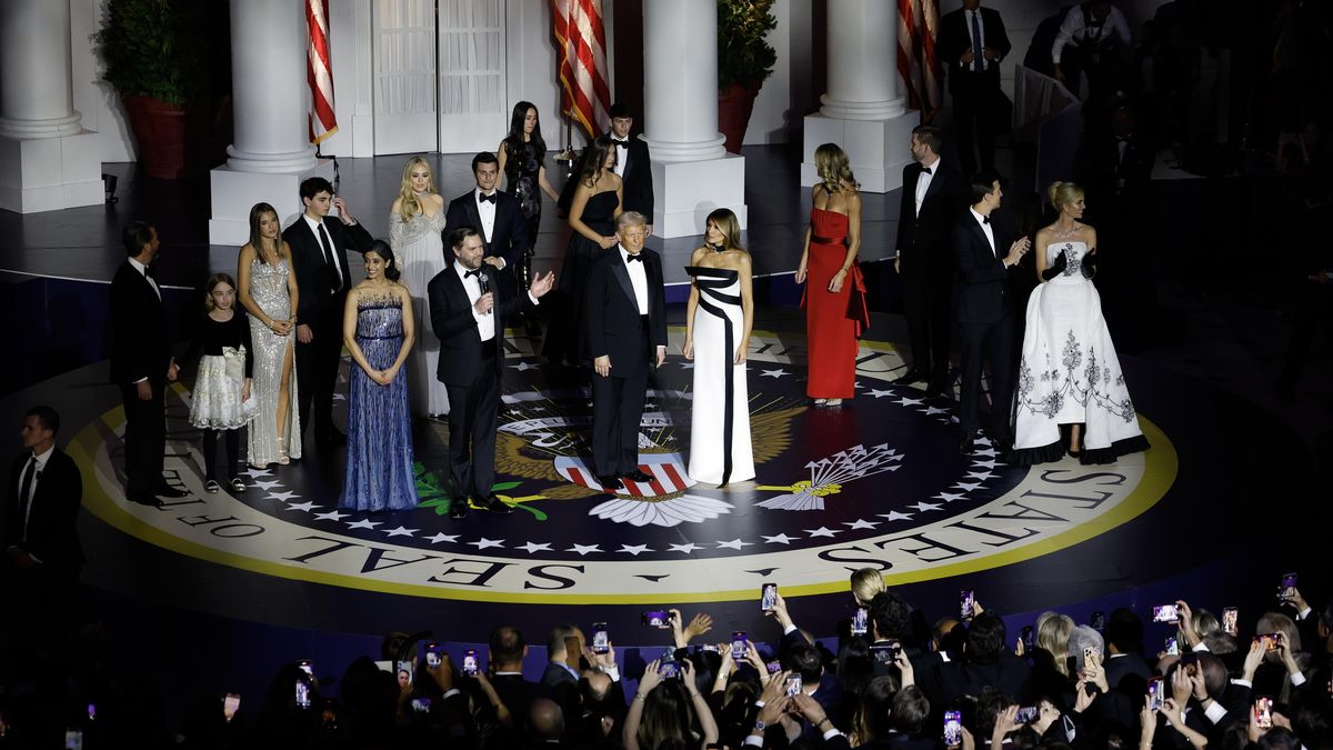 Obrazem: Noční oslava inaugurace. Klan Trumpových ve večerních róbách