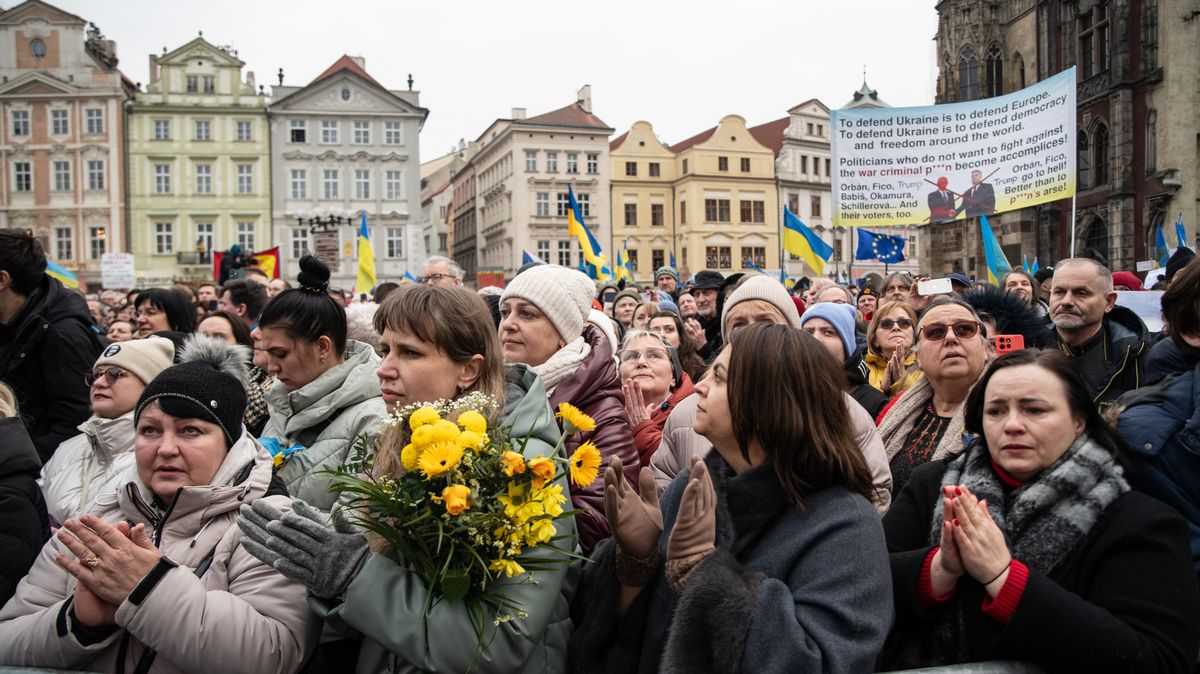 Fotky: Emoce i potlesk. Zaplněné Staroměstské náměstí pro Ukrajinu