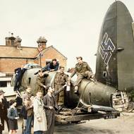 Trup bitevního letounu Heinkel He 11 německého letectva v malém městě v jihovýchodní Anglii, 1940. Snímek z doby takzvané Bitvy o Británii, kdy od července do října Luftwaffe bombardovalo Spojené království každou noc.