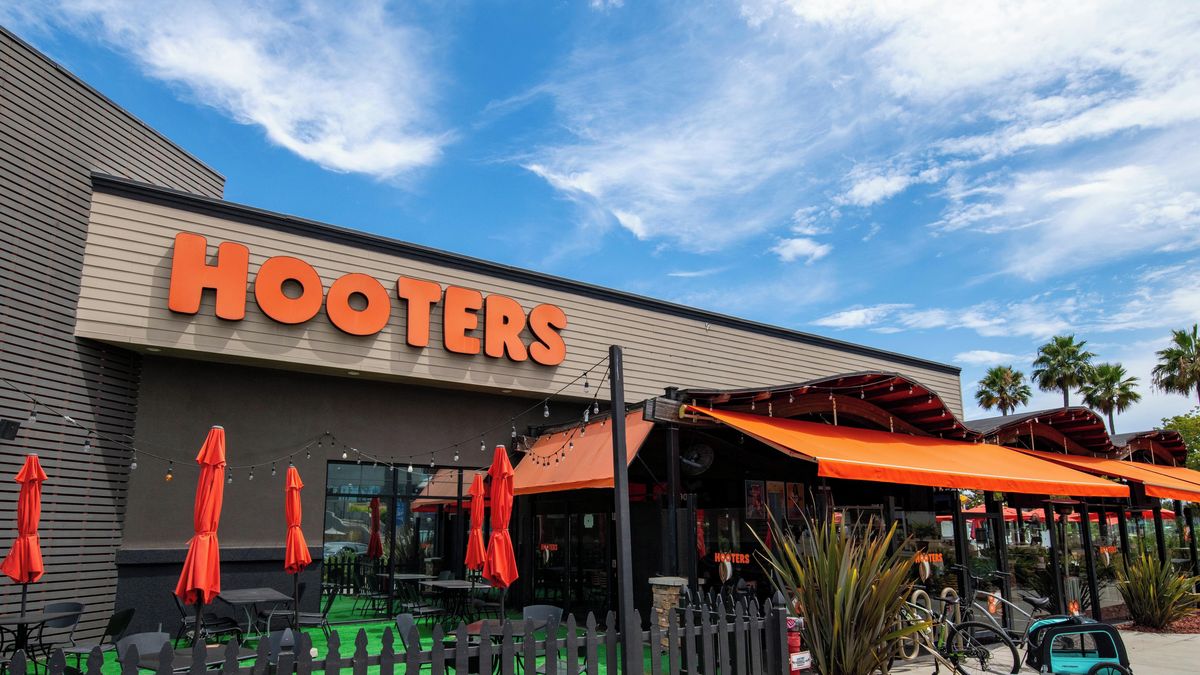 Hooters threatens bankruptcy in America. Hostesses in shorts young people don’t attract