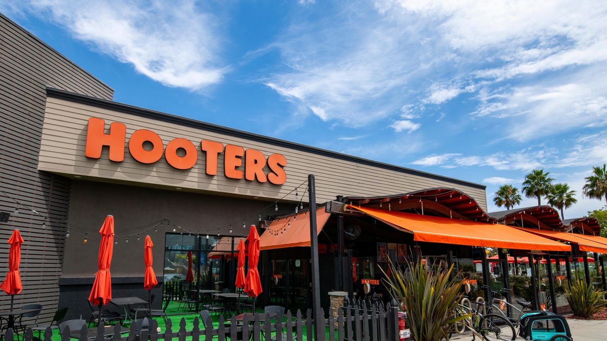 Hooters hrozí v Americe bankrot. Hostesky v šortkách mladé nelákají