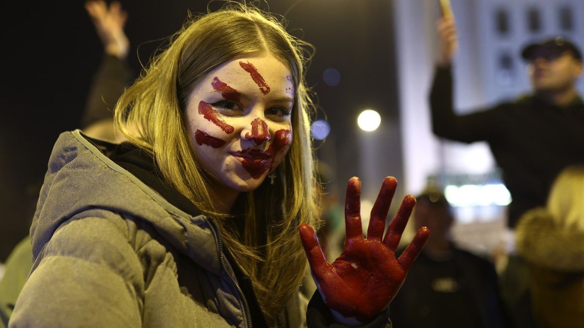 Srbskému prezidentovi Vučičovi už sahá voda až po krk