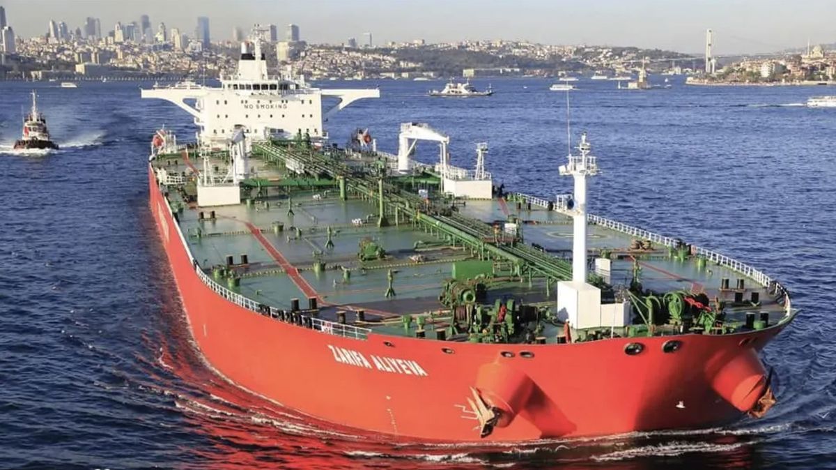 Další trable stínové flotily? Ruským tankerem otřásla exploze