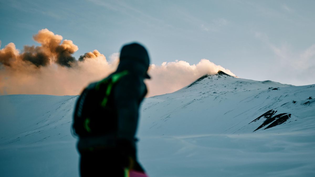 „Erupce to okořenila.“ Český zubař pokořil rekord ve výstupu na Etnu