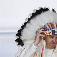 Za svého pontifikátu také jmenoval mnoho žen do vedoucích funkcí ve vatikánské státní správě i v církevních institucích. Letos v lednu například poprvé jmenoval ženu do úřadu vatikánského prefekta. (Papež s čelenkou, kterou mu darovali domorodí vůdci, 25. července 2022 v kanadském Maskwacisu.)