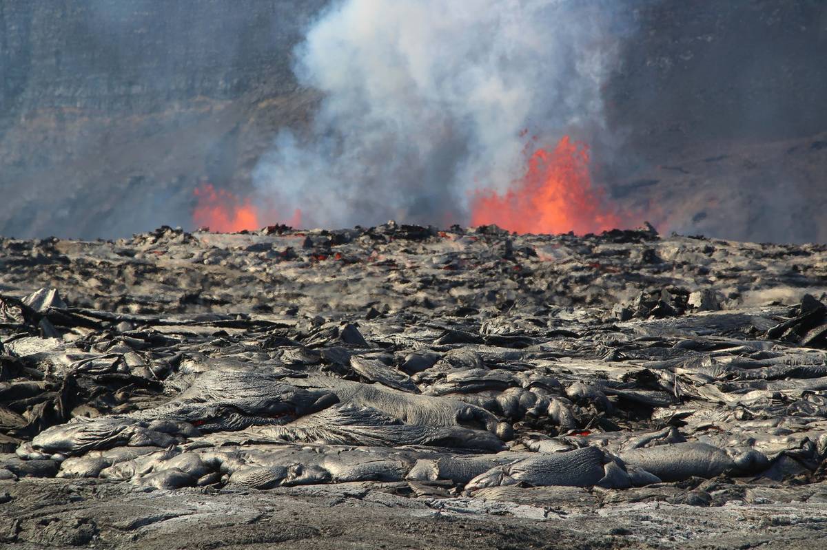 Sopka Kilauea na ostrově Havaj začala v úterý opět chrlit do vzduchu lávu. (Na snímku láva tryskající ze severního i jižního vývěru, 4. února.)