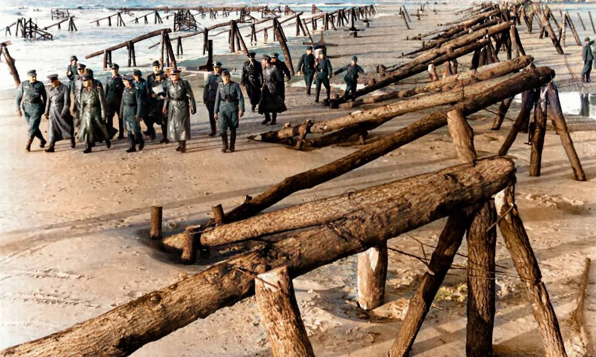 Německý polní maršál Erwin Rommel a další důstojníci Wehrmachtu kontrolují opevnění pobřežního obranného systému Atlantického valu. Vyfoceno v dubnu 1944 ve Francii.