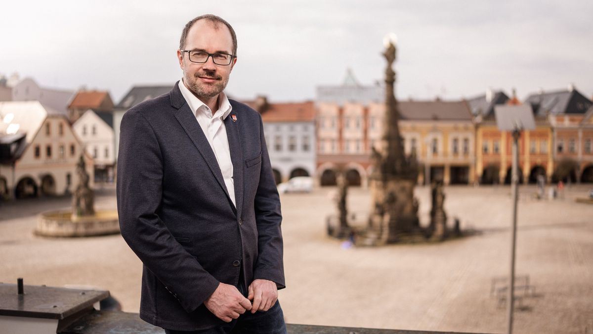 Muž napadl a zranil starostu Dvora Králové nad Labem