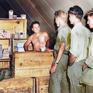 Prodej cigaret vojákům americké námořní pěchoty na šalamounových ostrovech v Tichomoří. Rok 1942.