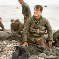 Vylodění spojenců v Normandii (Den D): Vyčerpaní američtí vojáci na pláži Omaha, 1944.