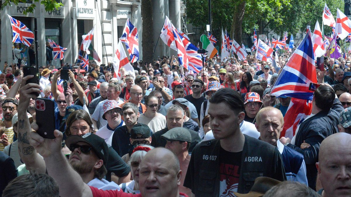 Odpůrci i příznivci britského aktivisty demonstrují v Londýně