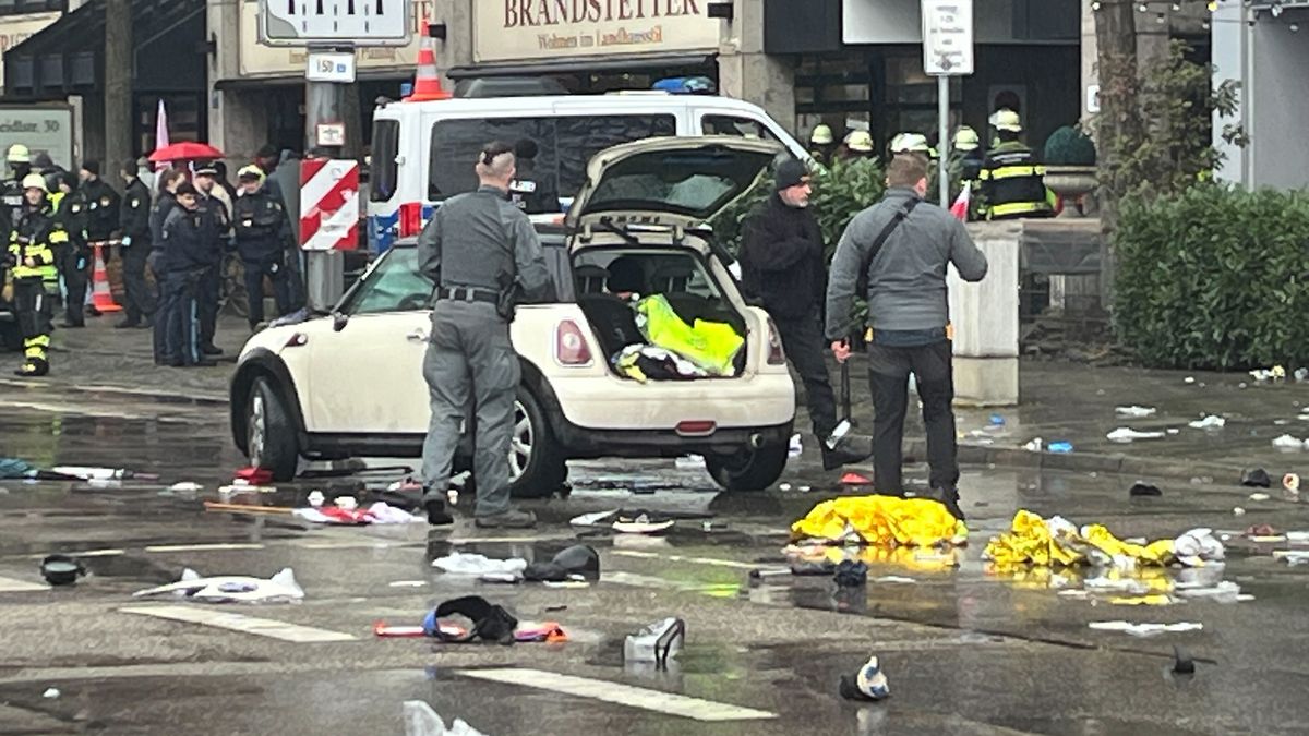 První fotky z Mnichova, kde vjelo auto do odborářské demonstrace