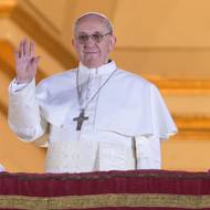 Své papežské jméno Bergoglio zvolil na počest svatého Františka z Assisi, aby dal najevo svou starost o chudé. (Papež František poprvé po zvolení zdraví věřící na Svatopetrském náměstí, 13. března 2013.)