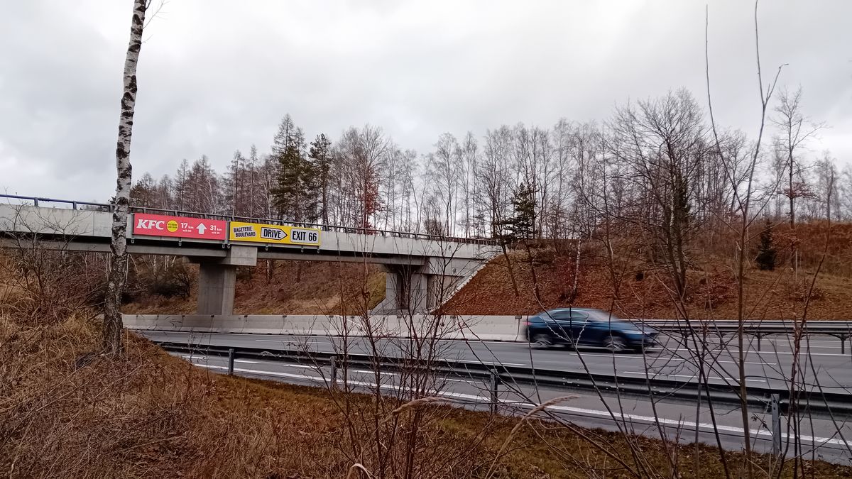 Černota na dálnici. Z nelegální reklamy těží i obce a známé značky