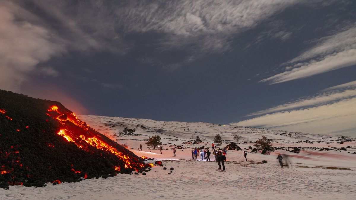 Tisíce turistů, kteří touží vidět erupci Etny, blokují ulice a riskují zranění